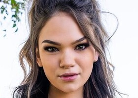 Athena Faris — PAWG